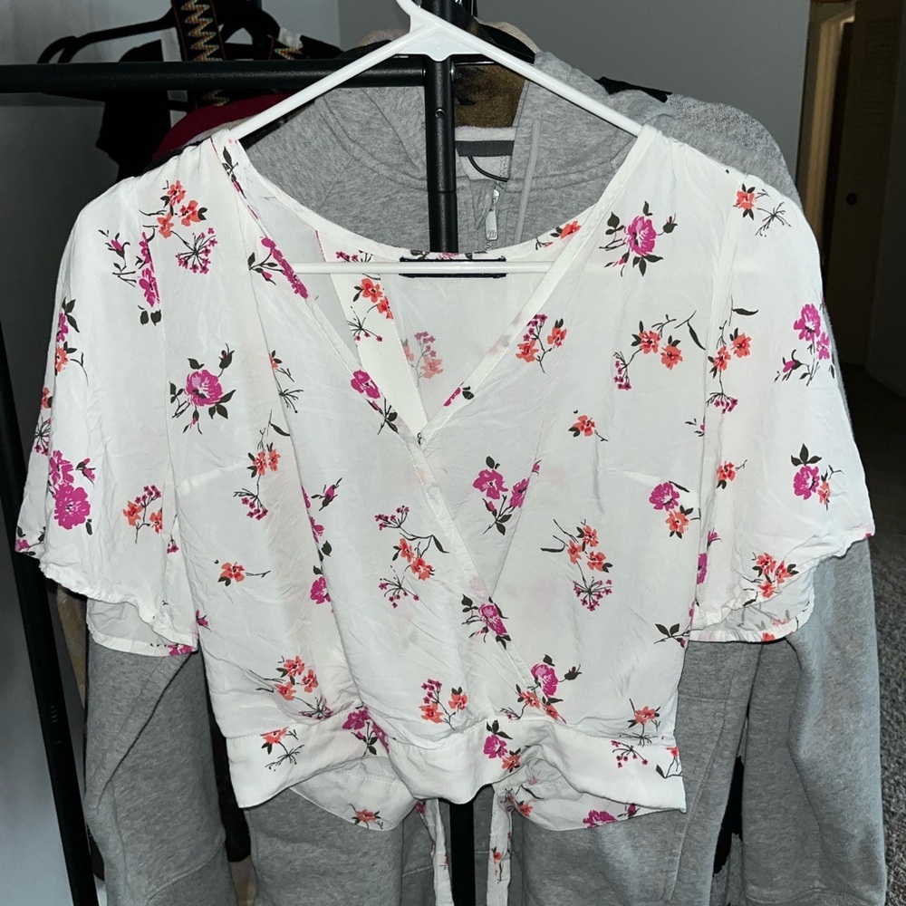 Abercrombie & Fitch White Pink Floral Wrap Blouse • Size S • Cropped Tie Front